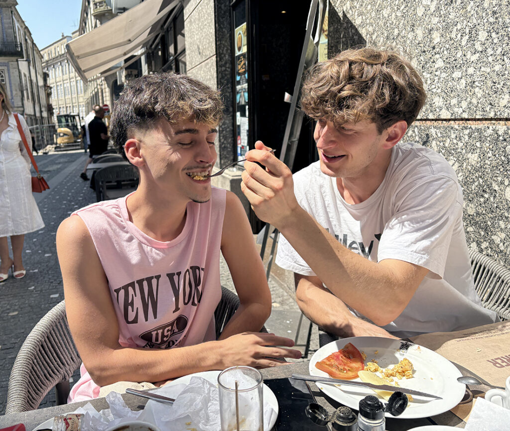Models Alex and Laurens at breakfast in Porto